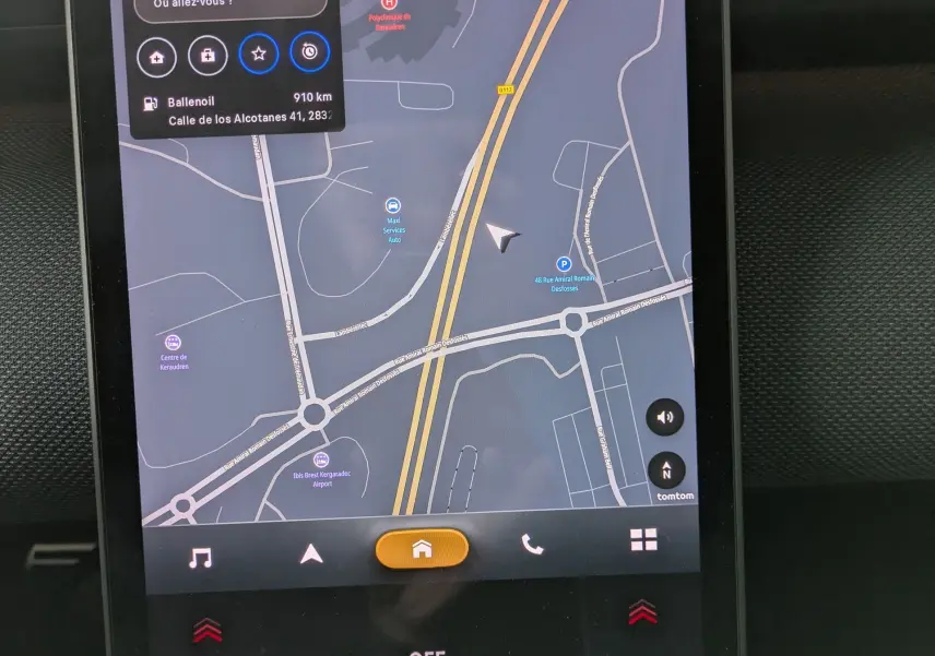 Écran tactile central du tableau de bord du Citroën C5 Aircross hybride 2026, affichant la navigation GPS.