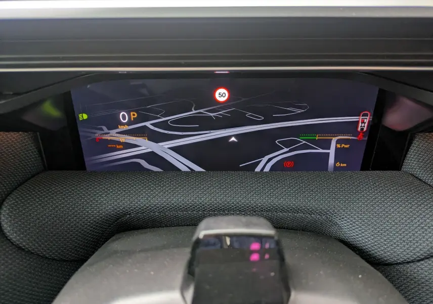 Affichage numérique du tableau de bord du Citroën C5 Aircross hybride, montrant la navigation et la vitesse à 0 km/h.