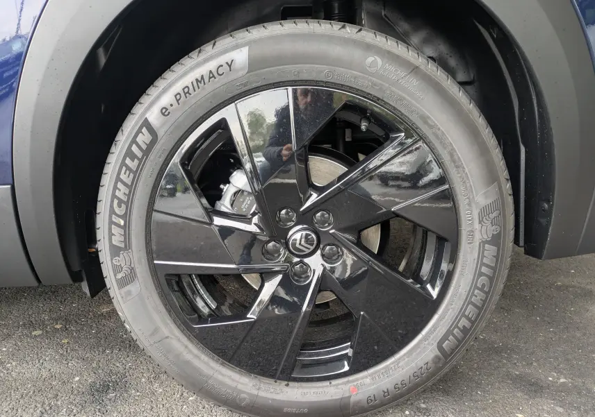 Gros plan sur la roue avant droite du Citroën C5 Aircross bleu Eclipse avec jante noire brillante et pneu Michelin.
