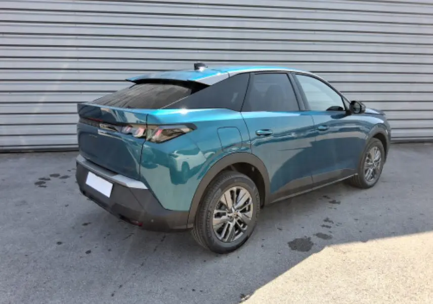 Peugeot 3008 bleu obsession vue 3/4 arrière droit, soulignant ses feux arrière et sa silhouette dynamique.