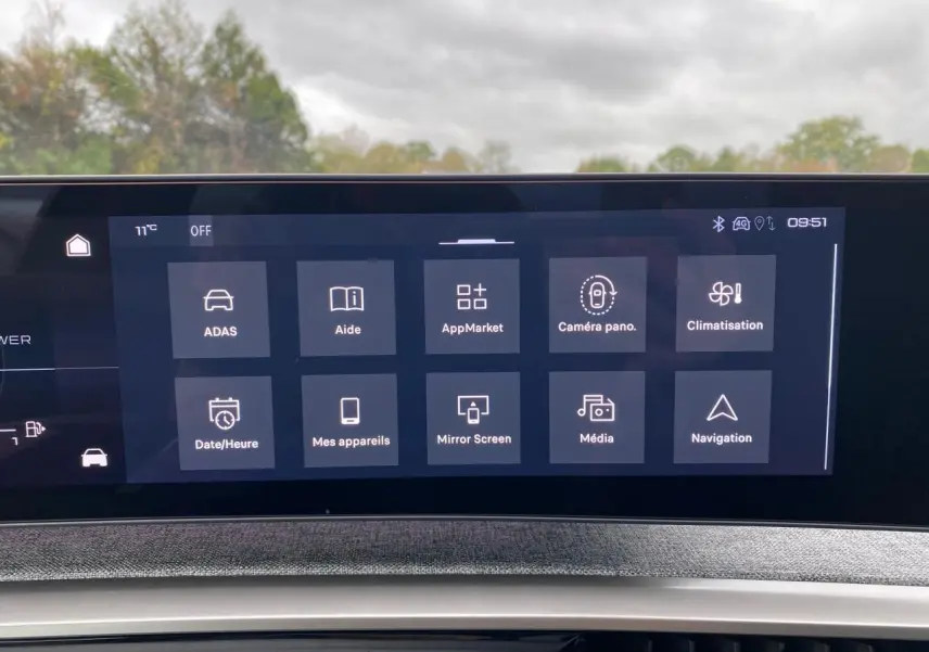 Écran tactile central du Peugeot 3008 Hybrid 2026 affichant les options de navigation et climatisation.