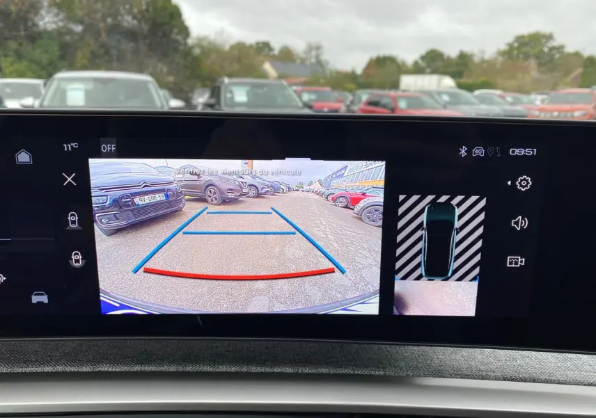 Écran de recul du Peugeot 3008 bleu Obsession montrant la vue arrière avec lignes de guidage et vue 360° du véhicule.