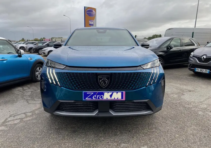 Vue avant d’un Peugeot 3008 bleu Obsession avec calandre noire et feux LED distinctifs en griffes.