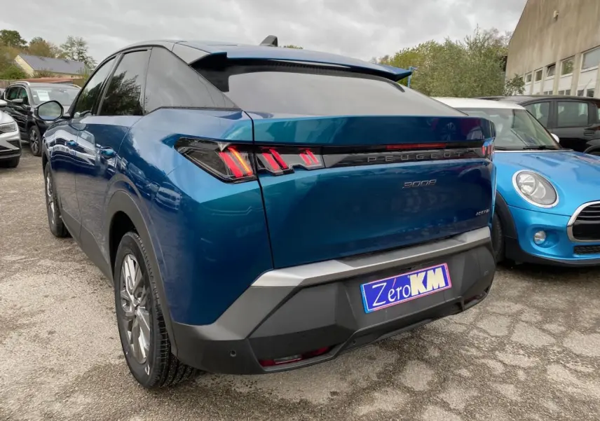 Vue 3/4 arrière droite d'un Peugeot 3008 hybride bleu Obsession avec feux arrière à LED et logo Peugeot lumineux.
