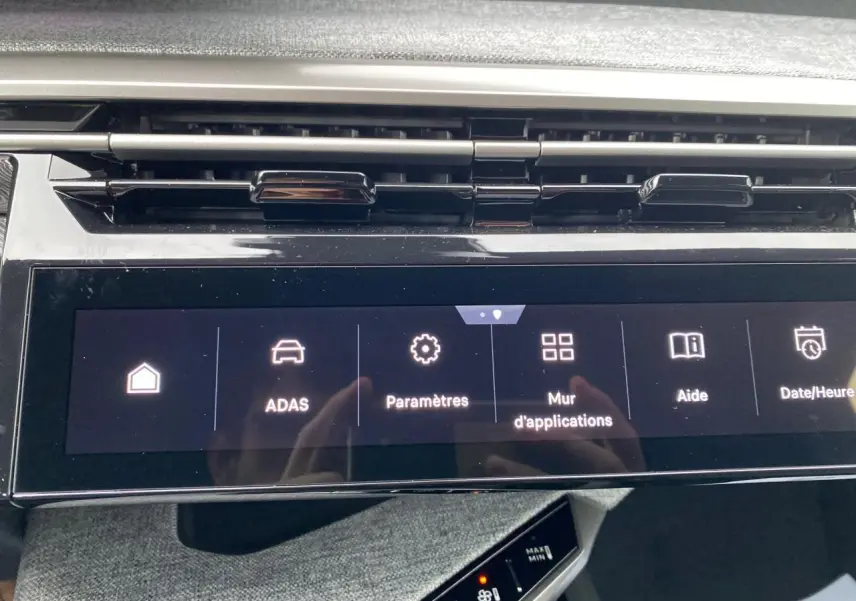 Gros plan sur l'écran tactile central du Peugeot 3008 Bleu Obsession, affichant le menu des paramètres ADAS.