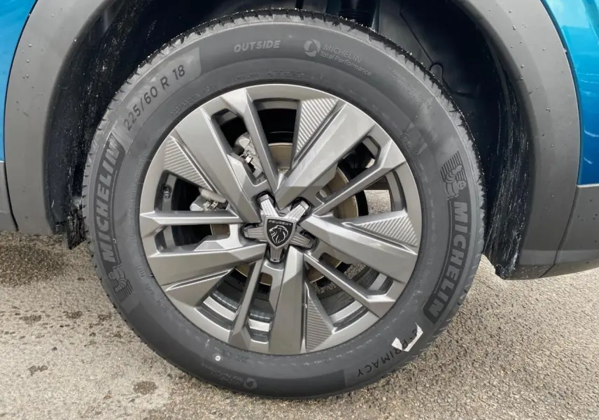 Gros plan sur la roue avant droite du Peugeot 3008 bleu Obsession avec jante alliage et pneu Michelin.