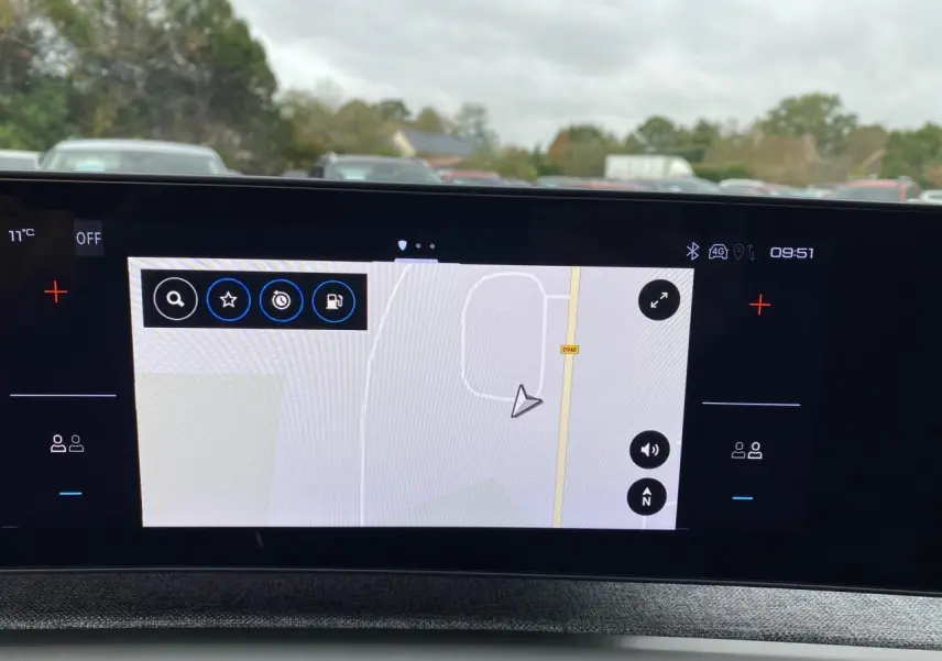 Écran tactile incurvé du tableau de bord du Peugeot 3008 bleu Obsession affichant la navigation 3D connectée.