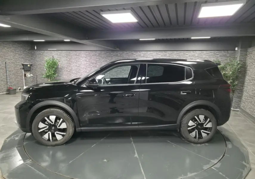 Opel Frontera-e 2025 noir vue de profil côté gauche, avec jantes alliage 17'' diamantées et toit noir Karbon.