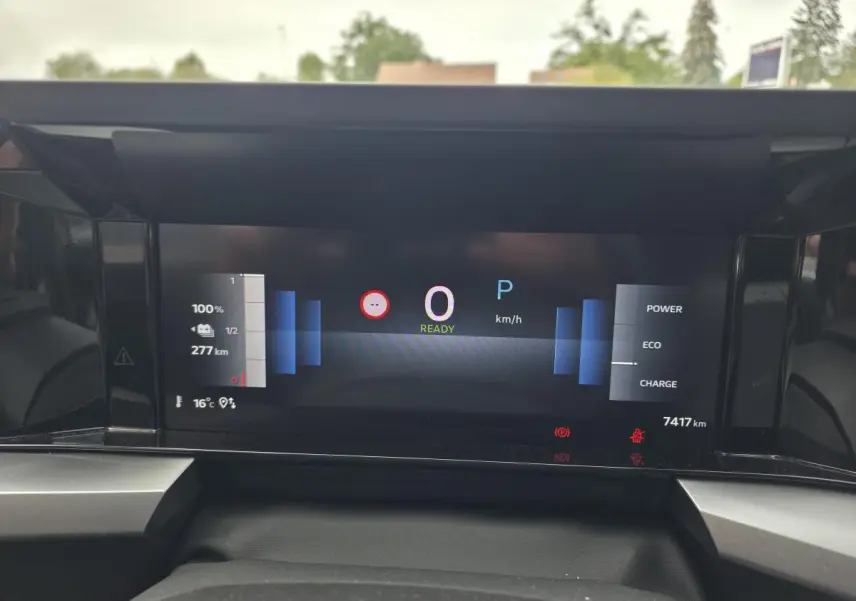 Affichage numérique du combiné d'instrumentation de l'Opel Frontera-e 2025, vue frontale du tableau de bord noir.