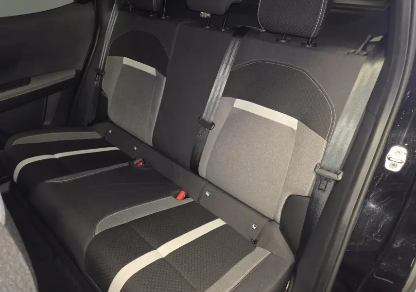 Vue intérieure sur la banquette arrière noire et grise de l'Opel Frontera-e 2025 avec appuie-têtes réglables.