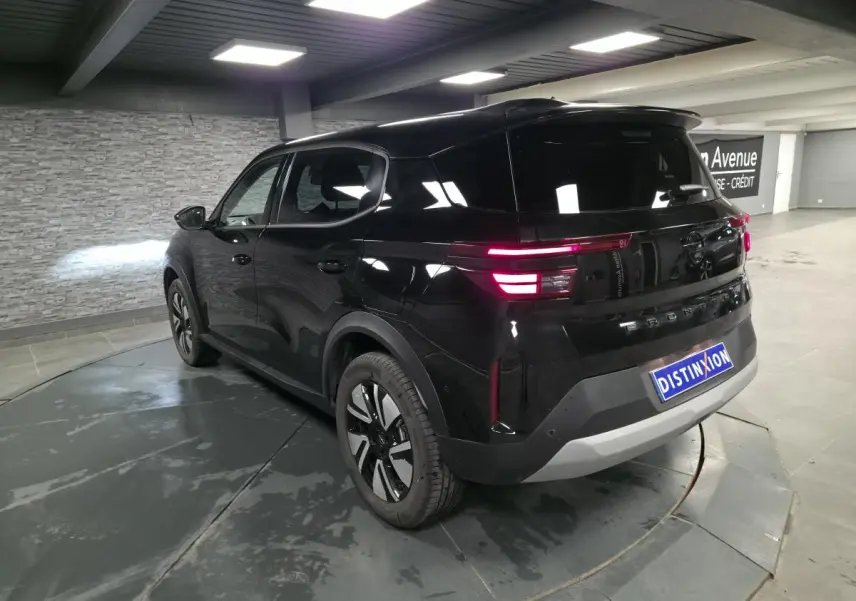 Vue 3/4 arrière droite d'un Opel Frontera-e noir métallisé avec feux arrière LED et jantes alliage 17 pouces.