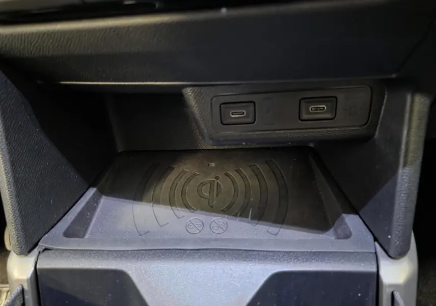 Gros plan sur la console centrale noire du Opel Frontera-e 2025 avec deux ports USB-C et chargeur sans fil Qi.