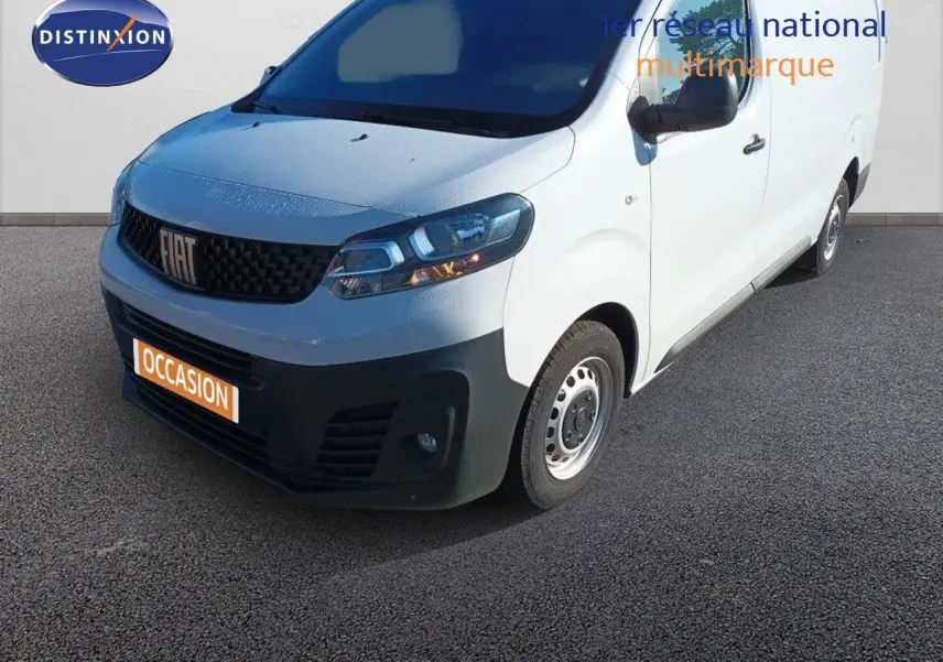Fourgon FIAT Scudo blanc vu en 3/4 avant droit, avec calandre noire et pare-chocs avant noir mat.