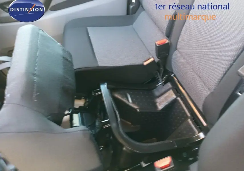 Vue intérieure rapprochée des sièges avant gris du Fiat Scudo Fourgon 2022 avec rangement sous l'assise relevée.