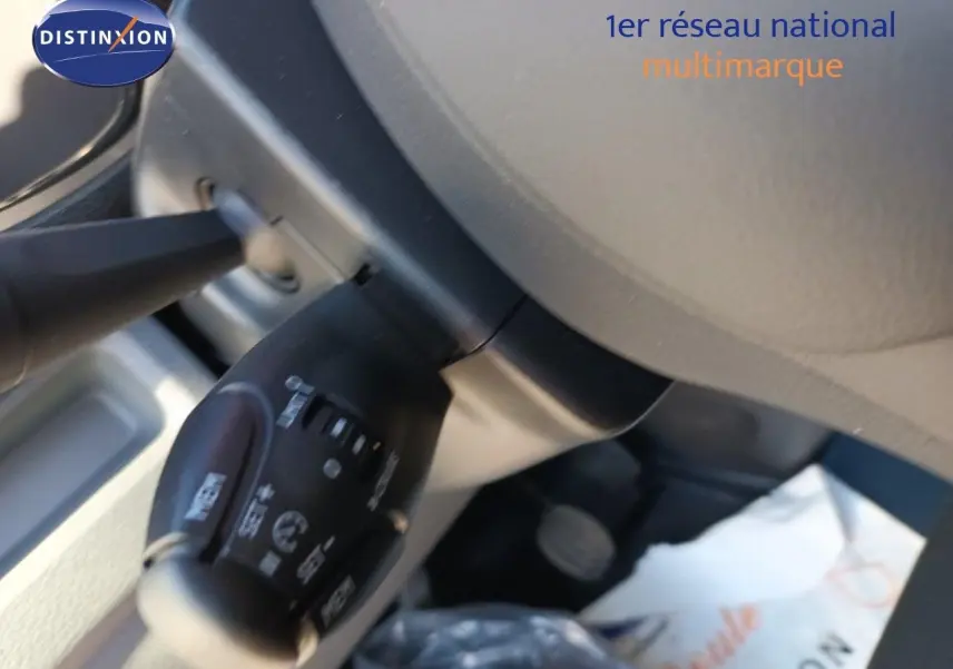 Gros plan sur la commande d'essuie-glace côté gauche du tableau de bord du FIAT Scudo Fourgon blanc 2022.