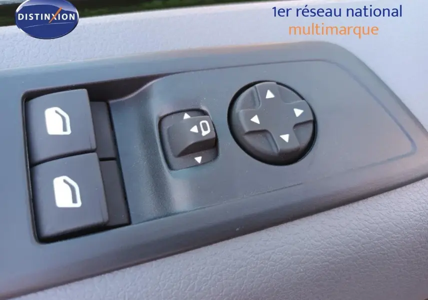 Commandes de réglage des rétroviseurs et des vitres sur la porte côté conducteur d'un Fiat Scudo Fourgon blanc 2022.