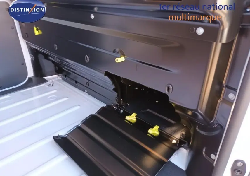 Vue intérieure du coffre du FIAT Scudo Fourgon blanc 2022, mettant en valeur la cloison arrière noire avec fixations jaunes.