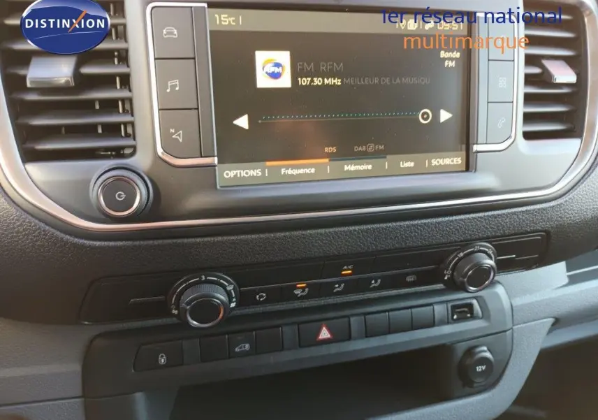 Tableau de bord du Fiat Scudo Fourgon blanc 2022 avec écran tactile et commandes de climatisation visibles de face.