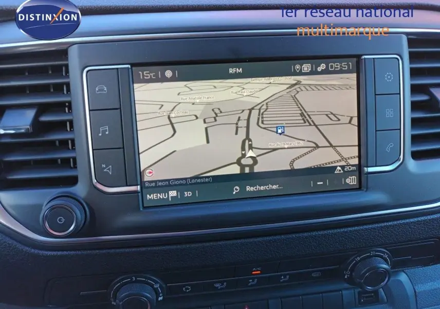 Gros plan sur l'écran tactile du système de navigation du tableau de bord du Fiat Scudo Fourgon blanc 2022.