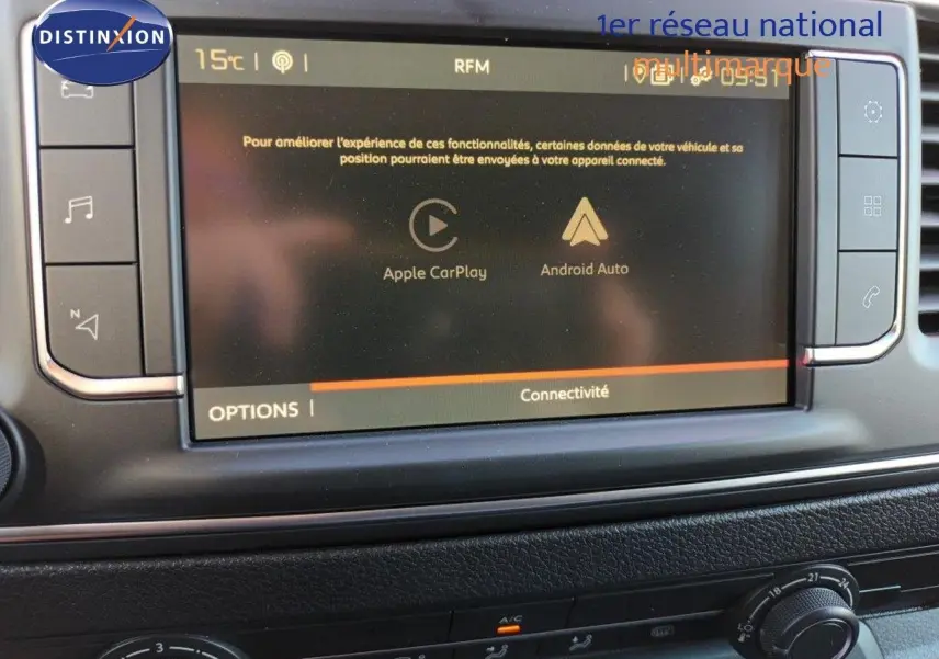 Écran tactile du système multimédia du Fiat Scudo Fourgon 2022 affichant Apple CarPlay et Android Auto.