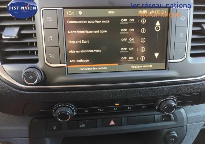 Gros plan sur l'écran tactile et la console centrale du Fiat Scudo Fourgon blanc, affichant les réglages d'aide à la conduite.