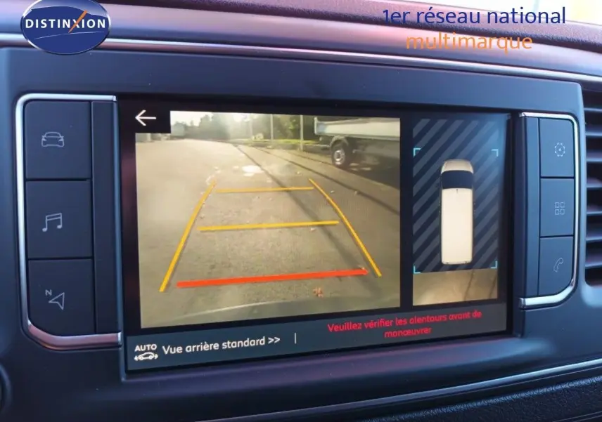 Écran multimédia montrant la caméra de recul du Fiat Scudo Fourgon blanc, vue arrière avec lignes de guidage colorées.