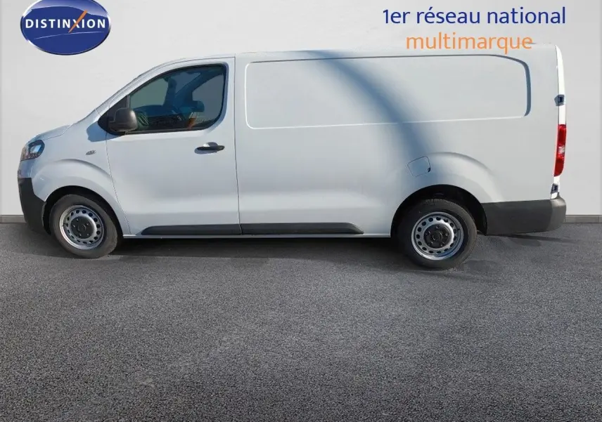 Fiat Scudo Fourgon blanc vu de profil côté gauche, fourgon utilitaire long avec jantes acier simples.