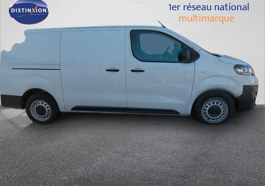 Profil latéral droit d'un FIAT Scudo Fourgon blanc 2022, avec portes coulissantes et jantes acier simples.