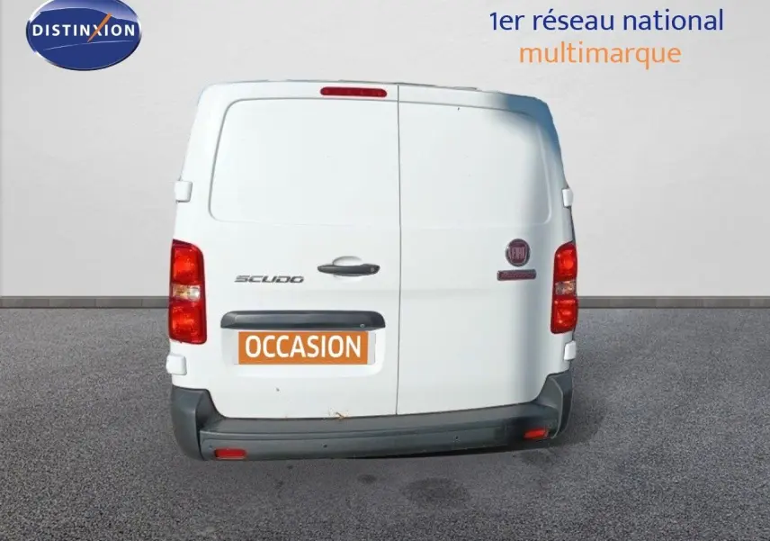 Vue arrière d'un fourgon blanc Fiat Scudo 2022 avec logo et plaque Zéro KM sur un parking extérieur.