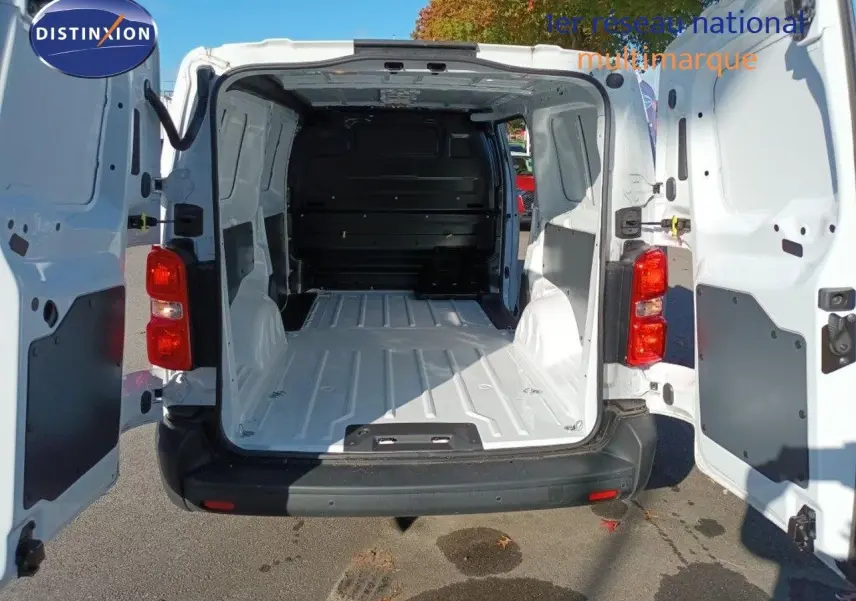 Vue arrière du FIAT Scudo Fourgon blanc 2022 avec portes ouvertes montrant l'espace de chargement vide et spacieux.