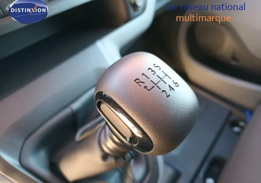 Le levier de vitesses manuel gris du Fiat Scudo Fourgon 2022 en gros plan dans l'habitacle.