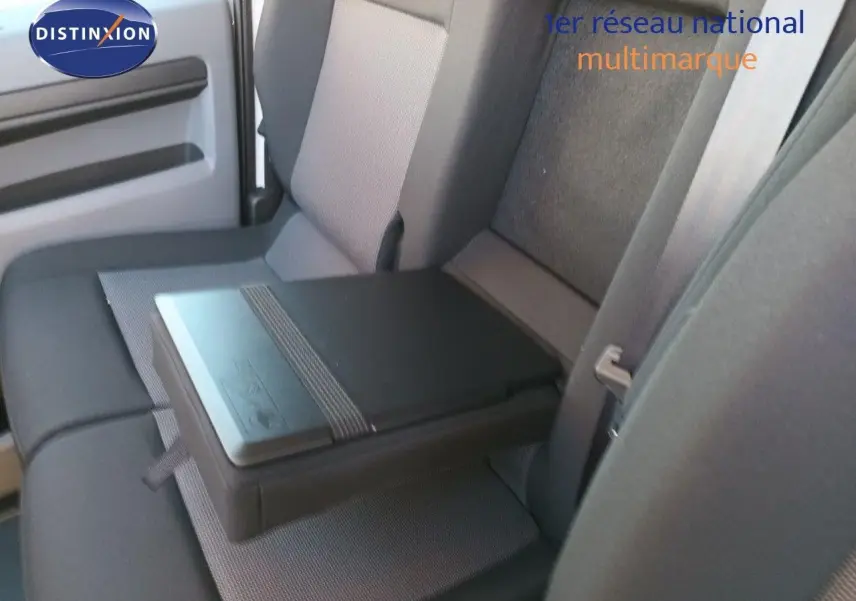 Détail intérieur montrant la banquette arrière grise avec tablette rabattable du Fiat Scudo Fourgon blanc 2022.