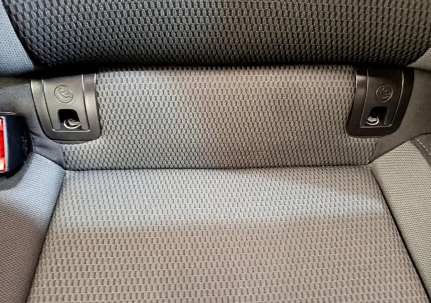 Gros plan sur l'assise arrière grise de la Volkswagen Golf 1.6 TDI 2019 avec fixations Isofix visibles.