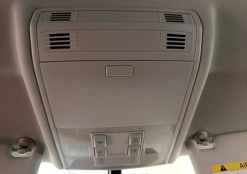 Vue intérieure du plafonnier gris clair de la Volkswagen Golf 1.6 TDI 115 DSG7 avec commandes d'éclairage intégrées.