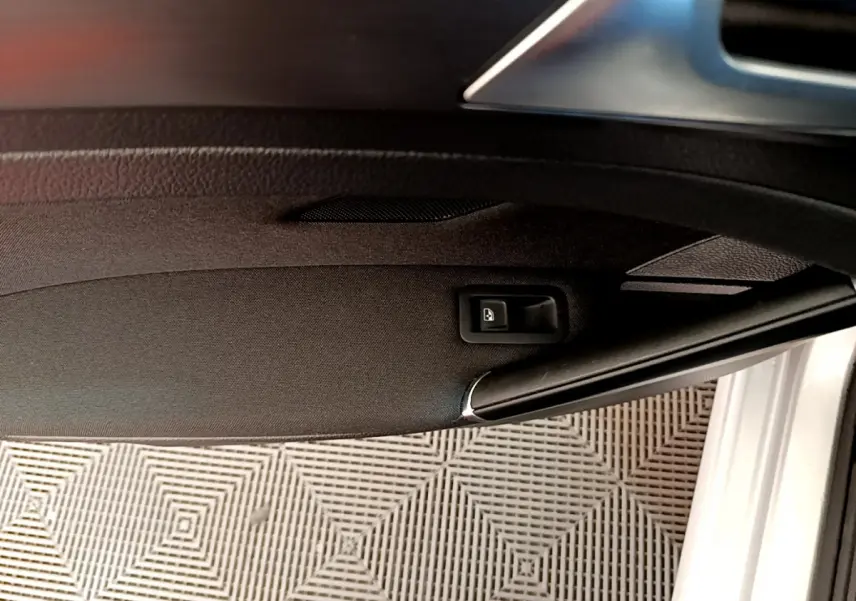 Bouton de verrouillage sur la garniture intérieure de la porte côté gauche d'une Volkswagen Golf gris clair 2019.