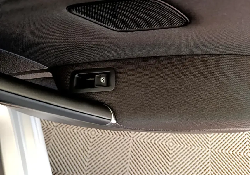 Détail du plafond intérieur avec commande d'ouverture de toit ouvrant dans une Volkswagen Golf gris clair 2019