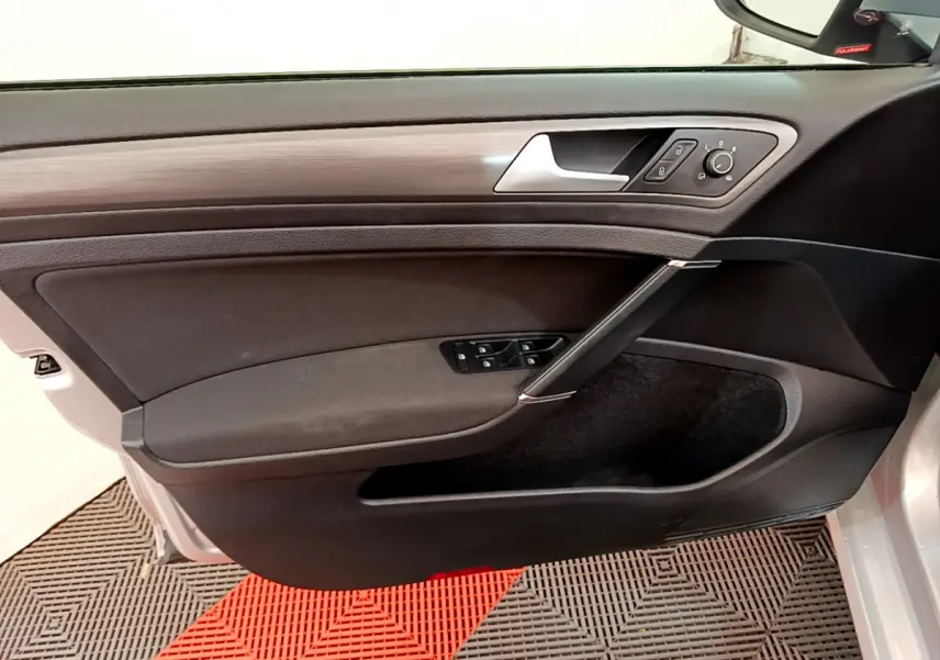 Porte avant gauche de Volkswagen Golf gris clair 2019, avec commandes électriques et insert imitation bois.