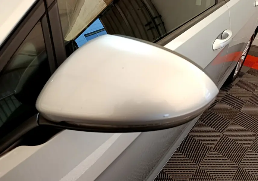 Rétroviseur côté gauche gris clair de la Volkswagen Golf 2019, vue rapprochée sur la portière et poignée.