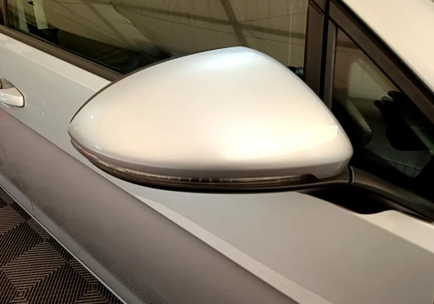 Rétroviseur droit gris clair de Volkswagen Golf 2019, vue rapprochée sur la porte avant côté conducteur.