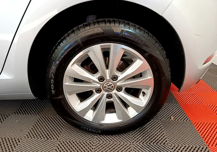 Gros plan sur la roue avant droite gris clair d'une Volkswagen Golf 1.6 TDI 115 DSG7 Confort Business de 2019