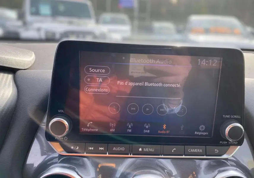 Écran tactile central du Nissan Juke 2024 blanc perle, affichant le menu audio Bluetooth sans appareil connecté.
