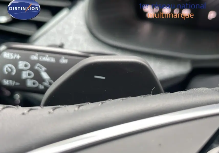 Gros plan sur la palette de changement de vitesse au volant d'un Skoda Kamiq gris graphite 2025.