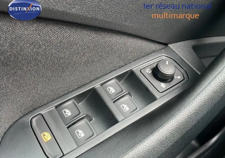 Gros plan sur les commandes des vitres et rétroviseurs côté conducteur d'un Skoda Kamiq gris graphite 2025.