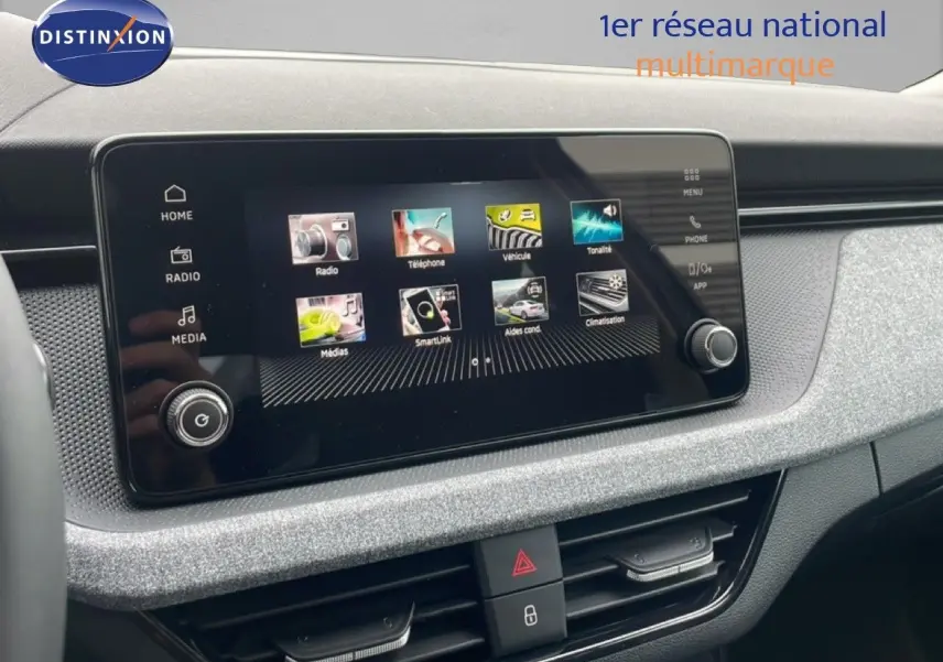 Écran tactile central du tableau de bord du Skoda Kamiq 2025, finition gris graphite, avec interface multimédia affichée.