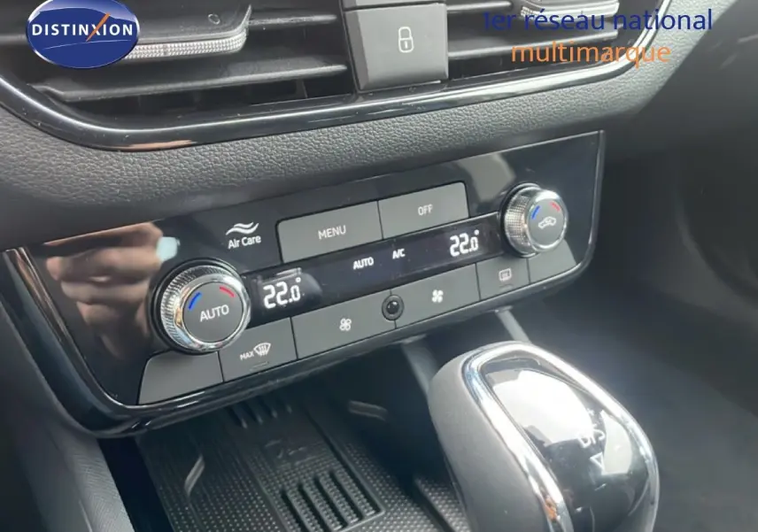 Gros plan sur la console centrale du Skoda Kamiq gris graphite, montrant la climatisation digitale et le levier de vitesse automatique.