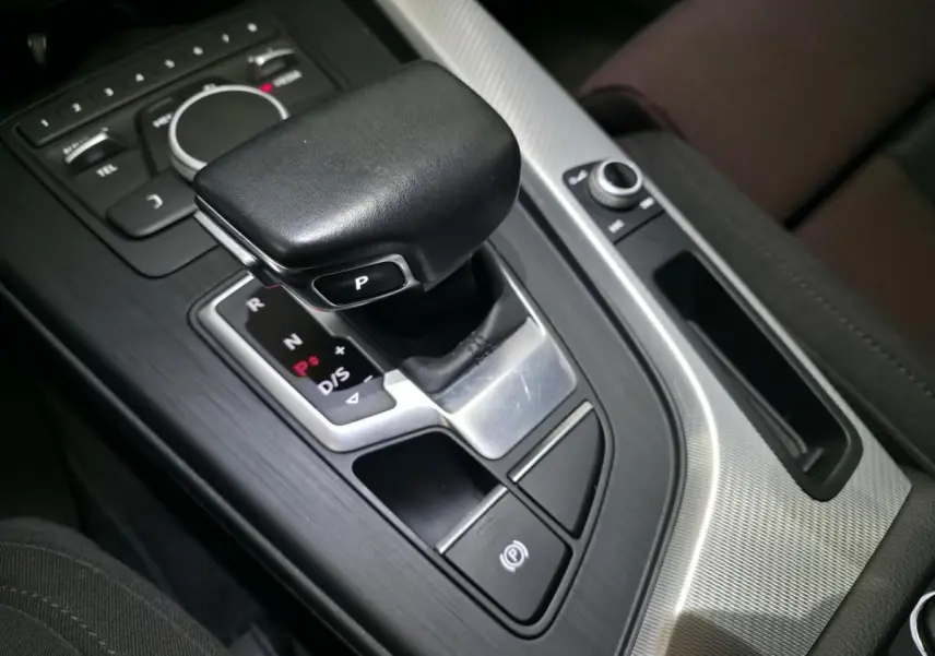 Gros plan sur le levier de vitesses automatique noir et la console centrale en aluminium brossé de l'Audi A4 Avant 2019.