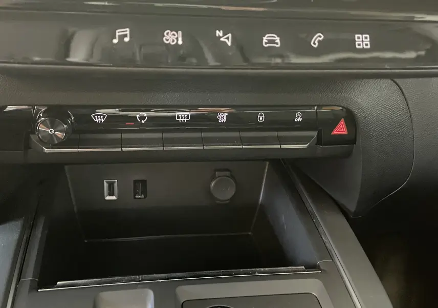 Gros plan sur la console centrale noire du Citroën C5 Aircross Hybride 2025, avec commandes tactiles et ports USB visibles.
