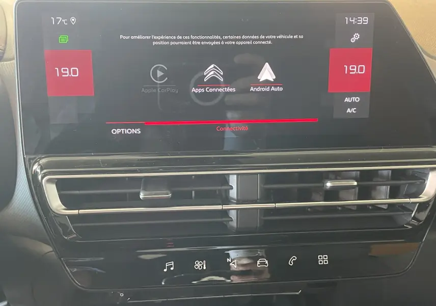 Écran tactile central du tableau de bord du Citroën C5 Aircross Hybride 2025 affichant la connectivité Android Auto et Apple CarPlay.