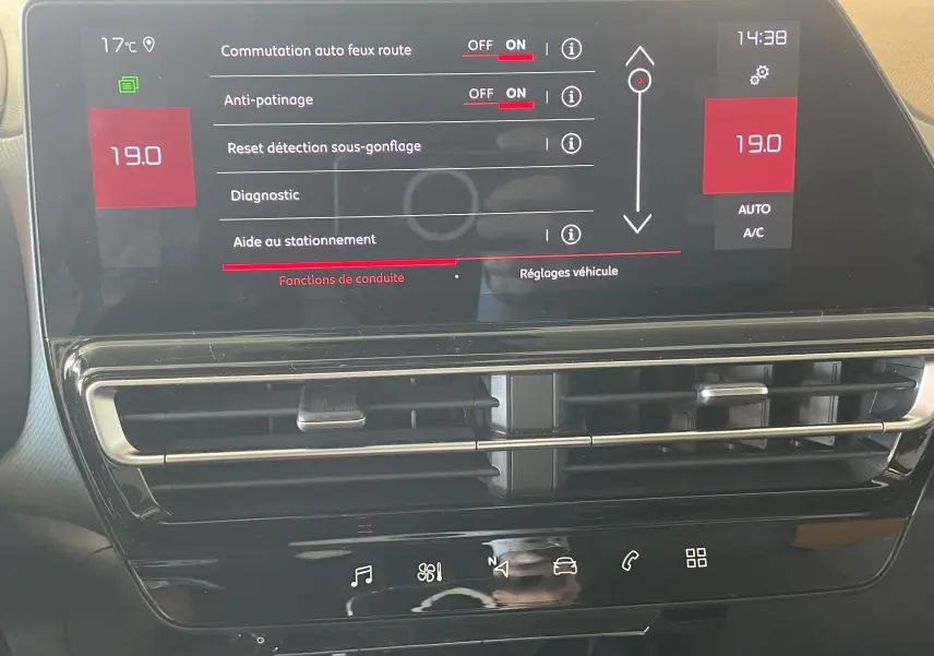 Écran tactile central du Citroën C5 Aircross hybride 2025 affichant les réglages d’aide à la conduite et climatisation.