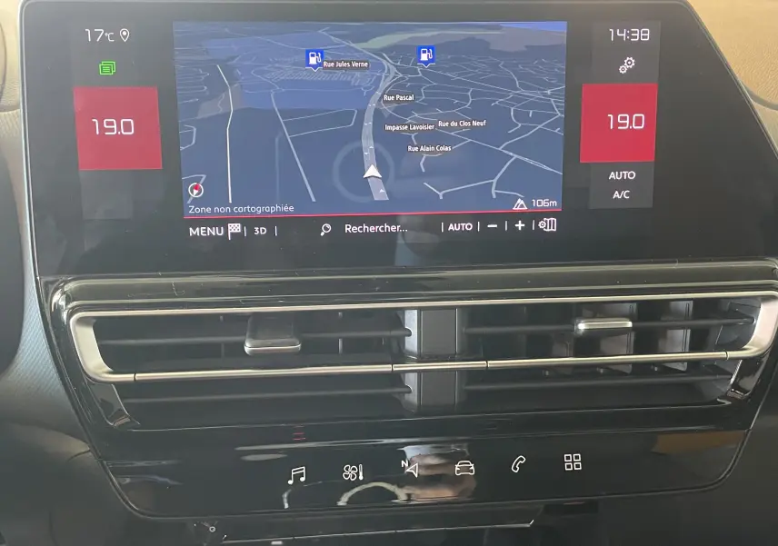 Écran tactile central du tableau de bord du Citroën C5 Aircross hybride 2025 affichant la navigation et la climatisation.